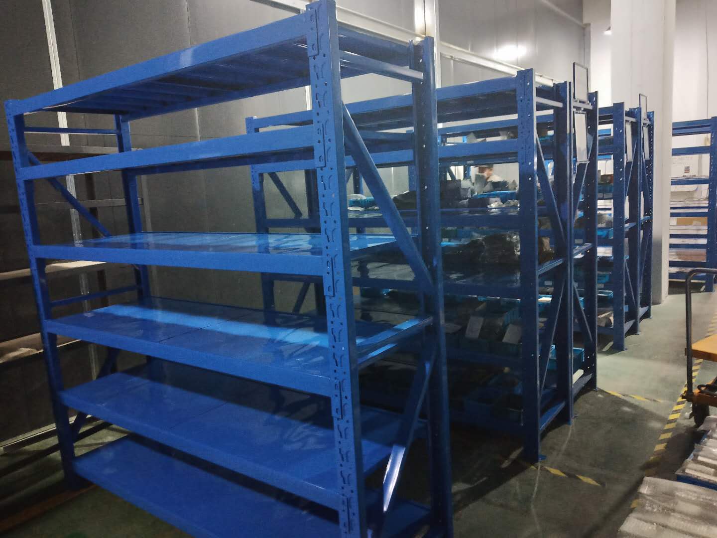 <b>二手貨架丨倉(cāng)儲(chǔ)貨架是否防潮防濕?</b>